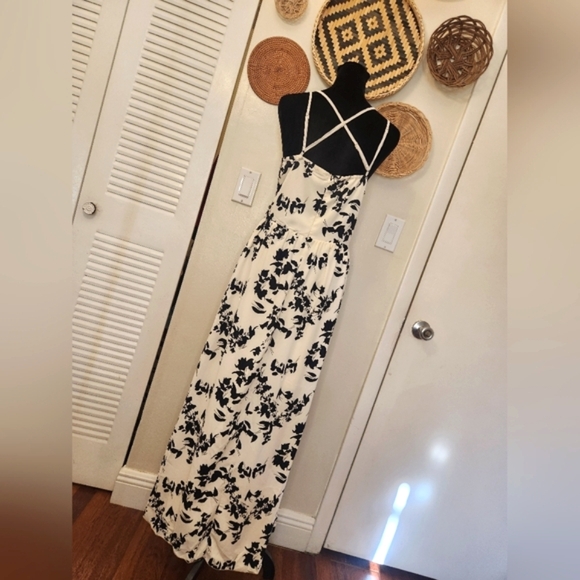 LAST ONE! Black And White Sleeveless Maxi Dress With Cutout - Picture 10 of 11